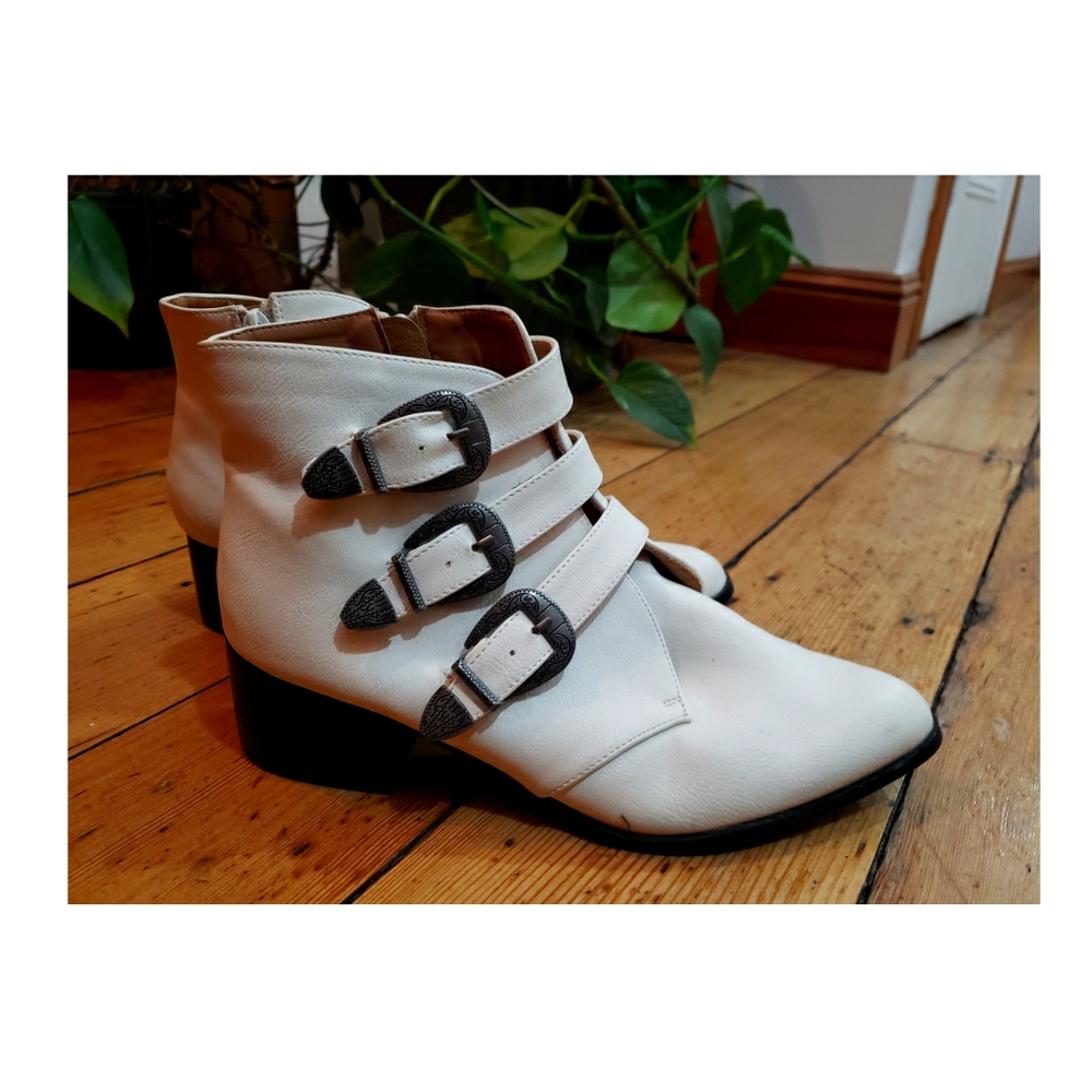 Qupid White Short Boots